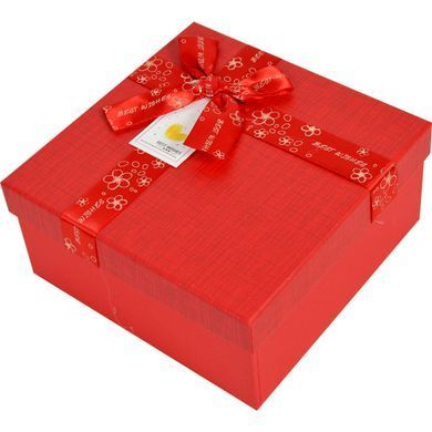 Kwadratowe czerwone pudełka na prezenty z teksturowanym wzorem, czerwoną wstążką w złote kwiaty &bdquo;Best Wishes&rdquo;, kokardą i bilecikiem &mdash; zestaw 3 szt., 41031321